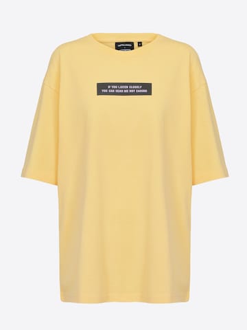 UNFOLLOWED x ABOUT YOU - Camiseta 'HIGH' en amarillo: frente