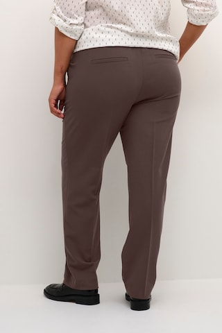 Effilé Pantalon 'KCSakira' KAFFE CURVE en marron