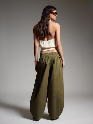 Baggy Pantaloni de la Bershka pe verde
