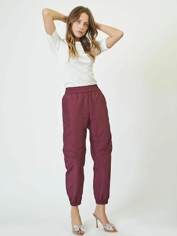 Effilé Pantalon ' Trice' co'couture en rouge