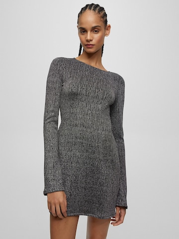 Rochie de la Pull&Bear pe negru: față