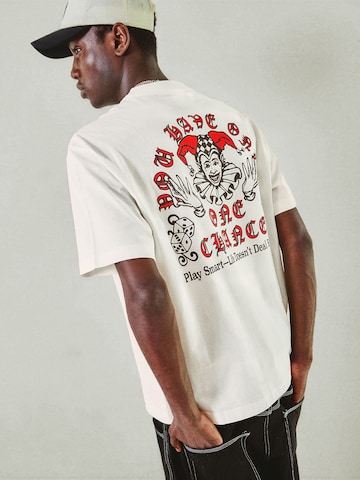 Bershka Shirt 'DADOS JOKER' in Wit: voorkant