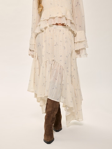 Kamila Šikl Φούστα σε μπεζ: μπροστά