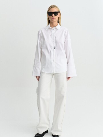FEMSSY Oversized bluse 'CLARA SHIRT WHITE' i hvid