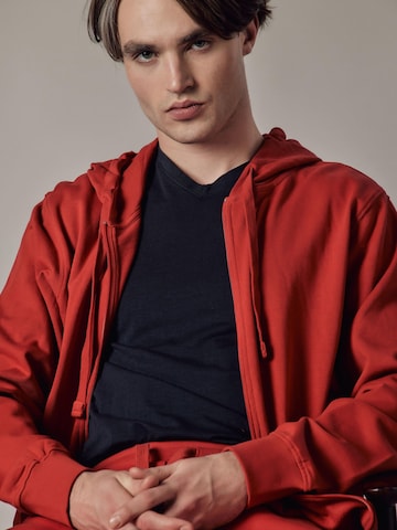 Sweat-shirt 'Felpa con Cappuccio e Zip' OWN Off With Nature en rouge