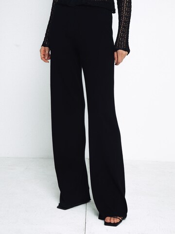 ABOUT YOU x Toni Garrn Loosefit Broek 'Phoenix' in Zwart: voorkant