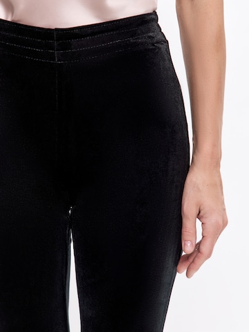 Serena Silueta Slimfit Housut 'Velvet flared trousers Petite' värissä musta