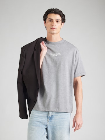 T-Shirt Calvin Klein Jeans en gris : devant