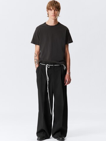 Largi Pantaloni 'Nate' de la WEEKDAY pe negru