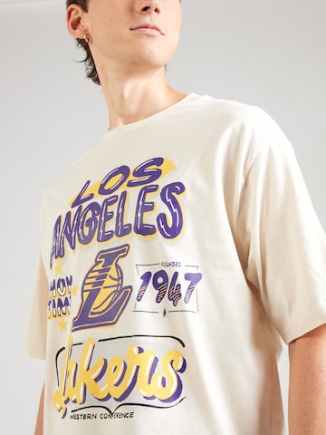 Tricou 'NBA Loslak' de la NEW ERA pe bej
