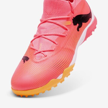 Chaussure de foot 'FUTURE 7 MATCH' PUMA en rose