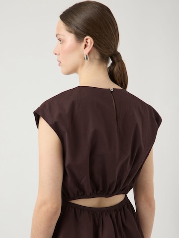 Top di YAS in marrone