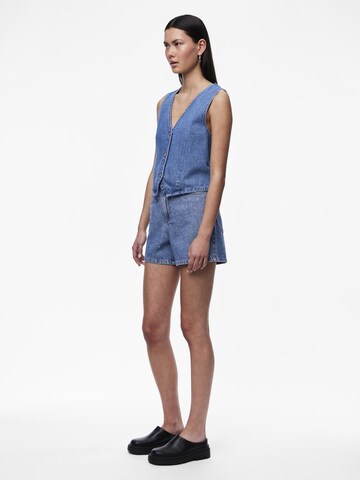 PIECES Regular Shorts 'SKY' in Blau