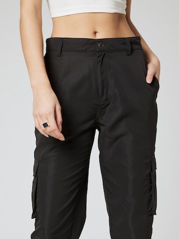 Tapered Pantaloni 'Iven' di About You x Nils Kuesel in nero