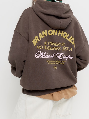 Pull&Bear Majica 'PACIFIC HOLIDAYS' | rjava barva