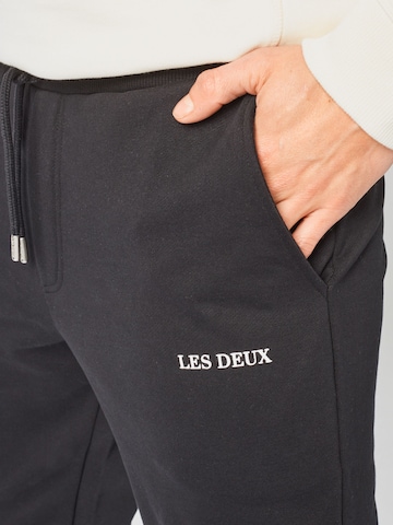 Les Deux Tapered מכנסיים 'Lens' בשחור