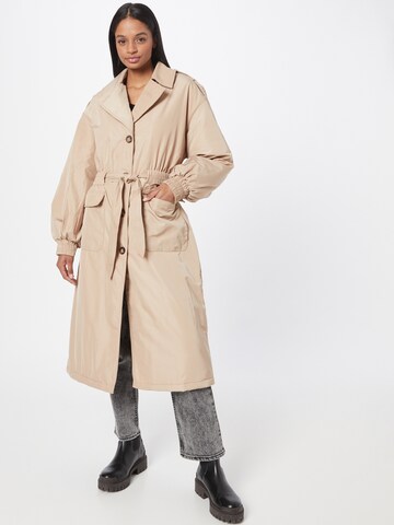 Manteau mi-saison minimum en beige : devant