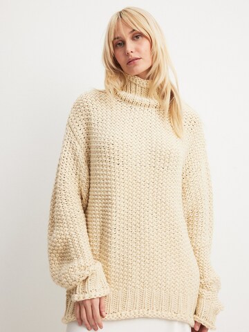 NA-KD Sweater in Beige: front