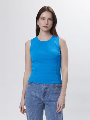 Top in maglia di Influencer in blu: frontale