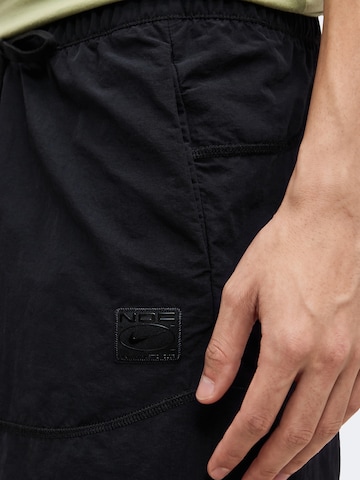Regular Pantalon de sport NIKE en noir