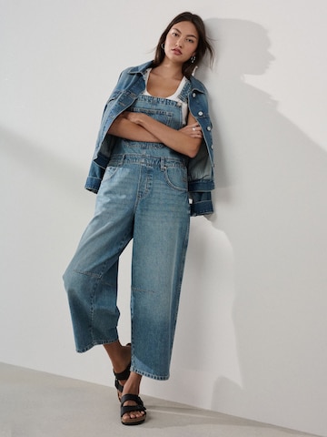 Barrel Jeans con pettorina di Next in blu