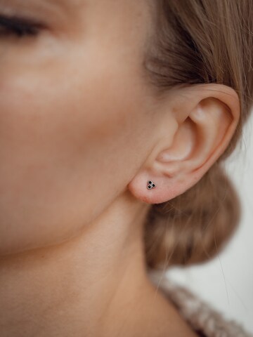 Hey Happiness Ohrringe 'Black Triad' in Silber: Vorderseite