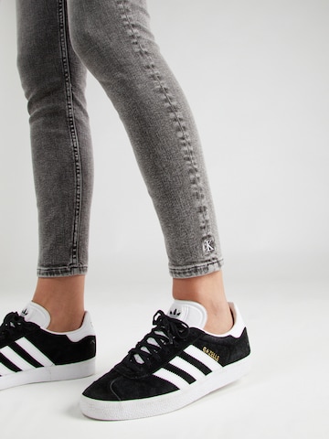 Calvin Klein Jeans Скинни Джинсы в Серый