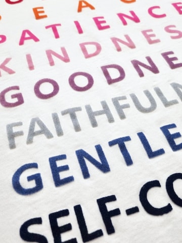 LIKS. Munich - Camiseta 'Tshirt mit Statement Flockprint' en blanco