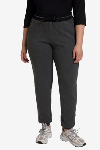 Ulla Popken Tapered Broek in Grijs: voorkant