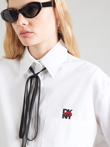 Bluză de la DKNY pe alb