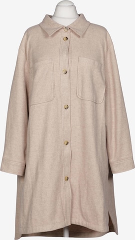 Sara Lindholm Mantel 8XL in Beige: Vorderseite
