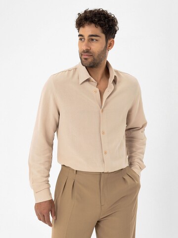 Comfort fit Camicia di Dandalo in beige