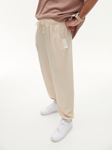 Tapered Pantaloni 'Enno' di Smiles in bianco