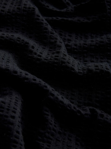 Salopeta de la Next pe negru