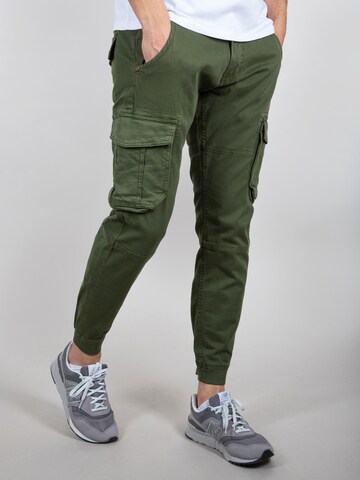 ALPHA INDUSTRIES Tapered Cargobroek 'Army' in Groen: voorkant