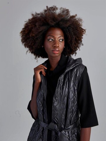 Rivus Vest in Black: front