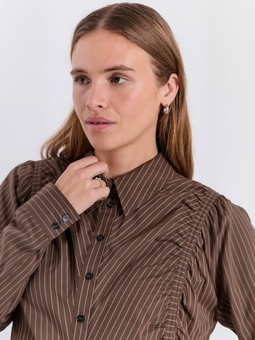 NORR Shirt ' Augusta ' in Bruin: voorkant