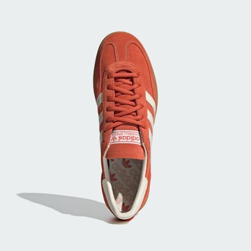 ADIDAS ORIGINALS Låg sneaker 'Handball Spezial' i röd