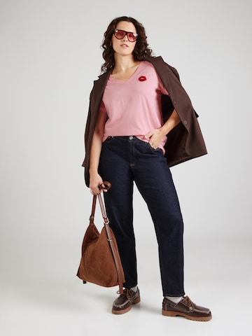 ONLY Carmakoma - Camiseta 'CARBONNIE' en rosa