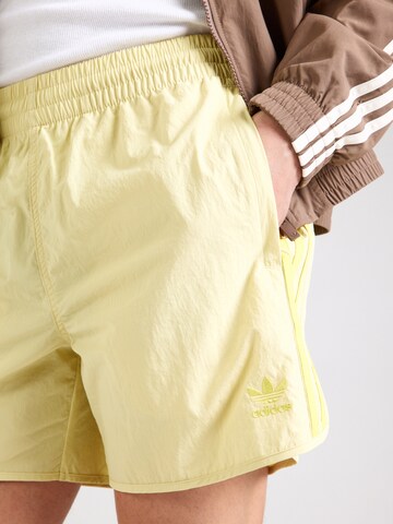 regular Pantaloni 'Adicolor Classics Sprinter' di ADIDAS ORIGINALS in giallo