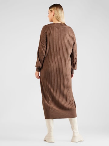 ONLY Carmakoma Stickad klänning 'New Tessa' i brun