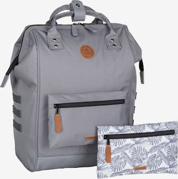 Cabaia Rucksack 'Adventurer' in Grau: Vorderseite
