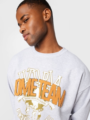 BDG Urban Outfitters Mikina 'HOME TEAM' - Sivá