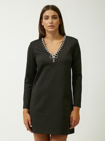 Rochie de la Influencer pe negru: față