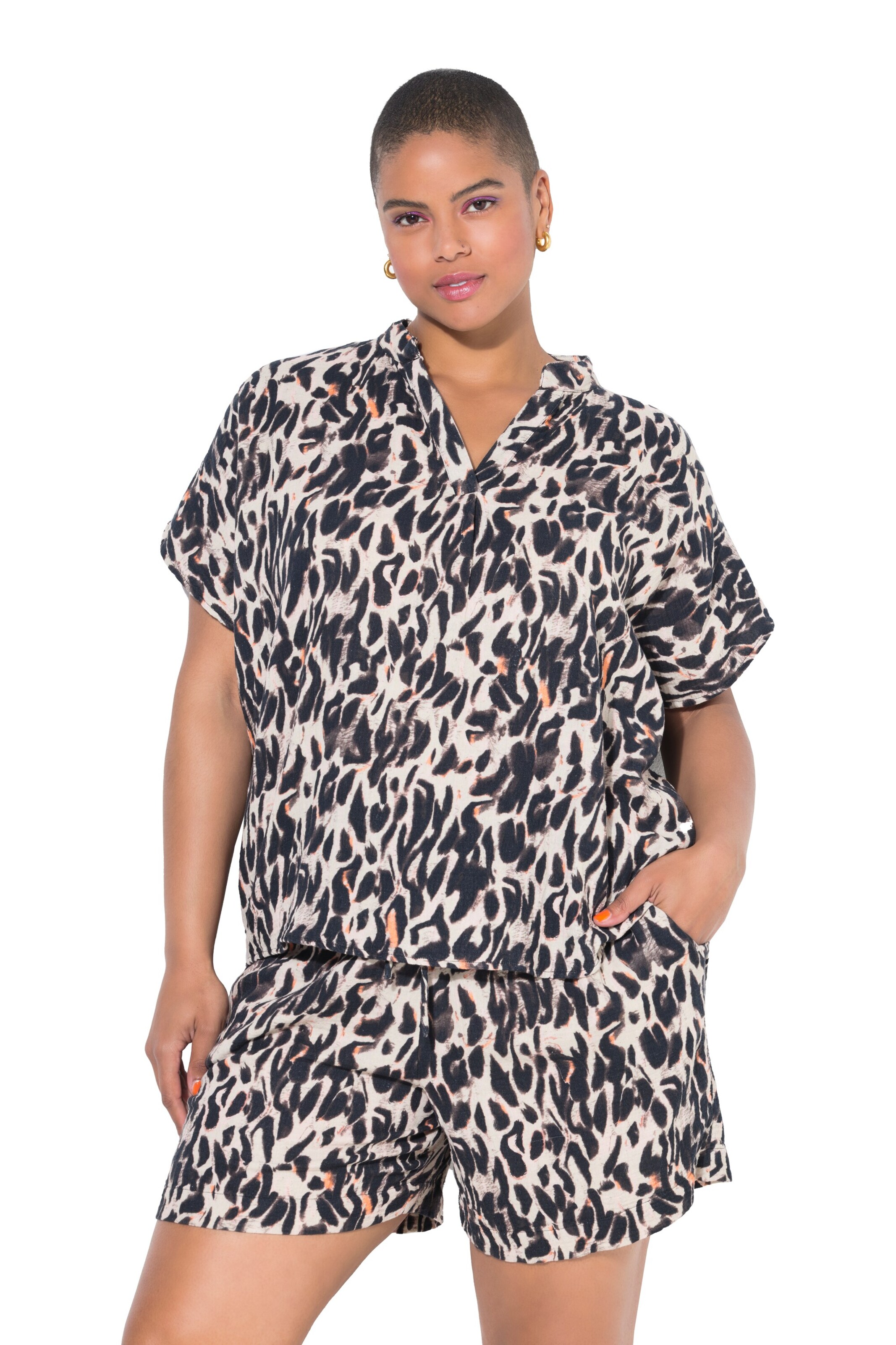 Studio Untold Blouse in Brown: front