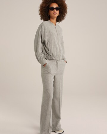 regular Pantaloni con piega frontale di WE Fashion in grigio