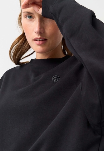 OCEANSAPART - Sudadera 'Jenny' en negro