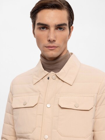 Antioch Välikausitakki 'Collar' värissä beige