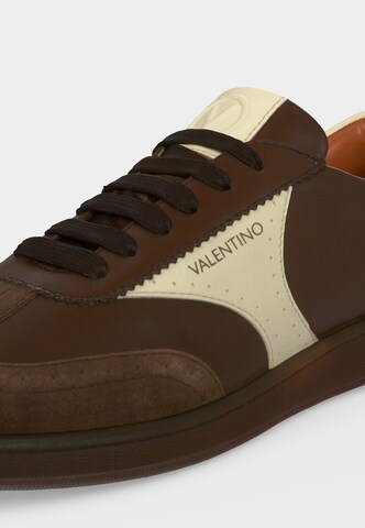 Baskets basses 'RADIUS' Valentino Shoes en marron