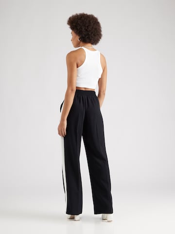 Wide leg Pantaloni cu dungă de la River Island pe negru